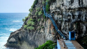 10. 🪜 PEGUYANGAN WATERFALL 📍 Kabupaten Klungkung, Nusa Penida 5-1600x900