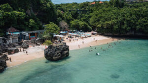 4. 🌊 PADANG PADANG BEACH 📍 Kabupaten Badung3-1600x900