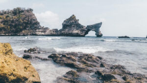 6. 🪨 ATUH BEACH 📍 Kabupaten Klungkung, Nusa Penida4-1600x900