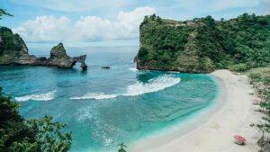 6. 🪨 ATUH BEACH 📍 Kabupaten Klungkung, Nusa Penida5-1600x900